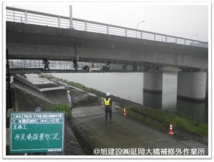 延岡大橋 吊足場設置中