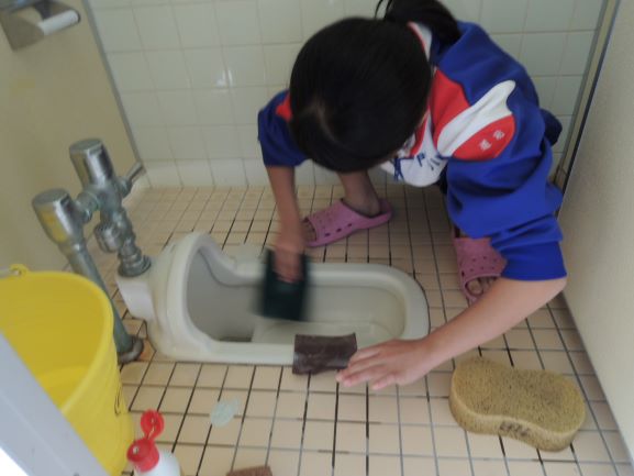 「トイレ掃除に学ぶ出前授業」門川中学校１年４組編