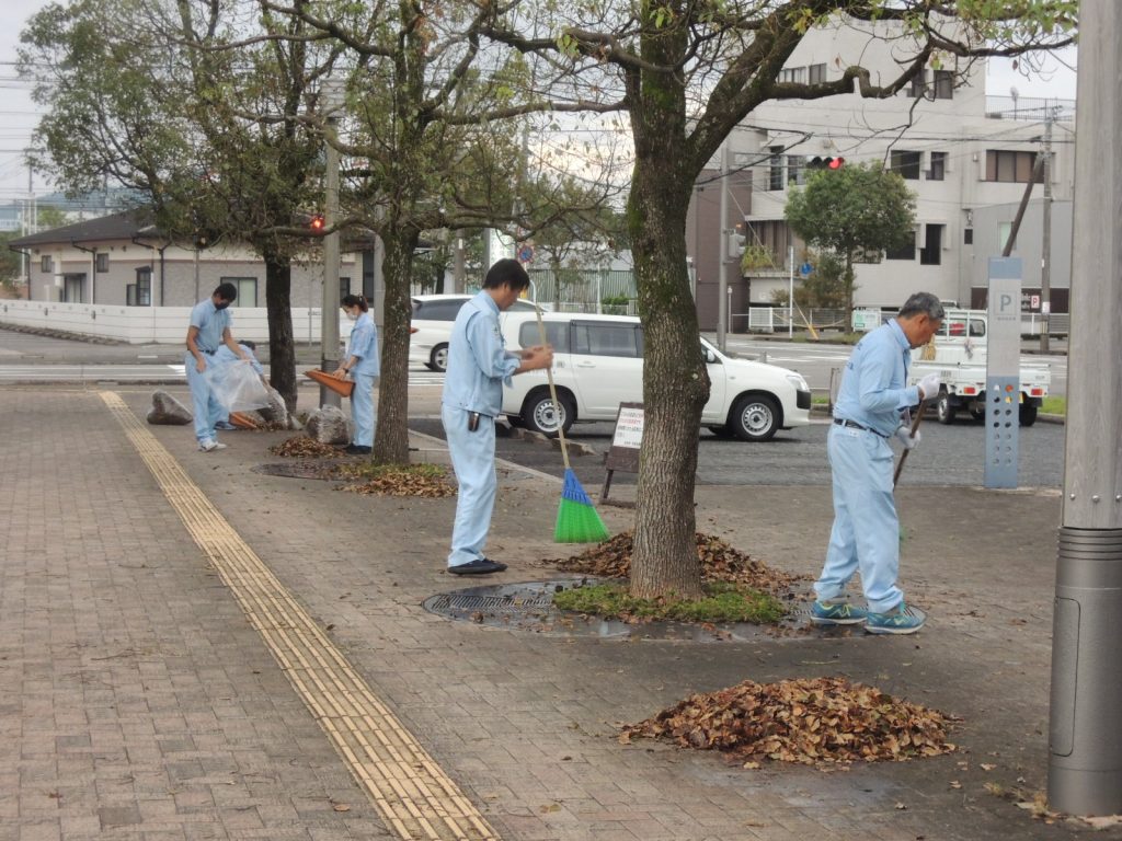 日向市駅前落ち葉清掃を実施しました！
