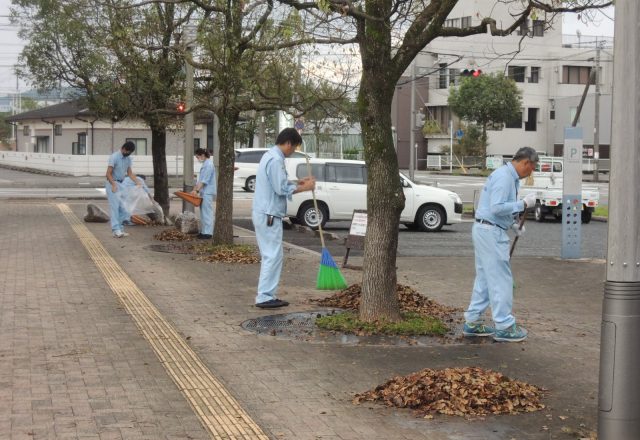 日向市駅前落ち葉清掃を実施しました!