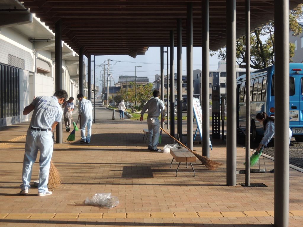 日向市駅前落ち葉清掃を実施しました！