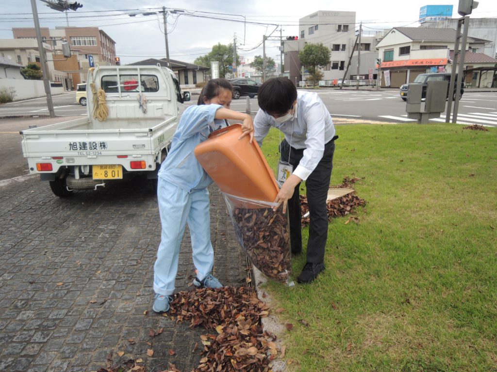 日向市駅前落ち葉清掃を実施しました！