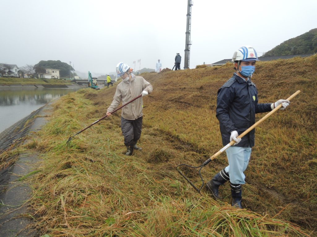 塩見川河川敷の河川アダプトを実施しました!(令和2年11月度)