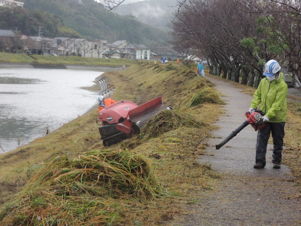 塩見川河川敷の河川アダプトを実施しました!(令和2年11月度)