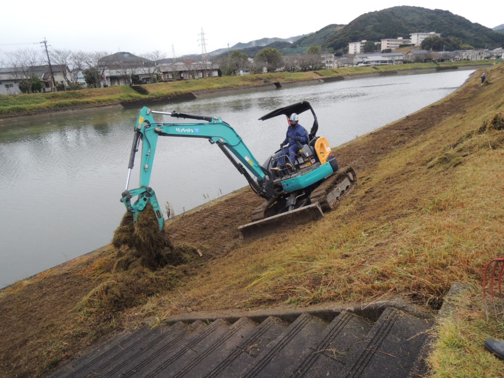 塩見川河川敷の河川アダプトを実施しました!(令和2年11月度)