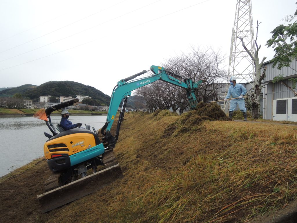 塩見川河川敷の河川アダプトを実施しました!(令和2年11月度)