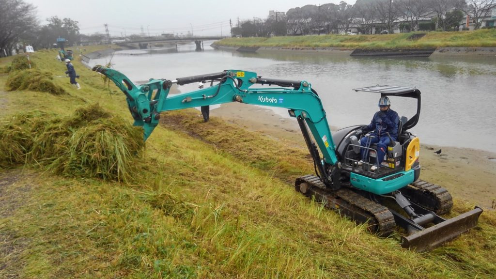 塩見川河川敷の河川アダプトを実施しました!(令和2年11月度)