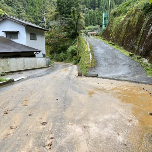 雨で汚れた道路を掃除しました(^^♪