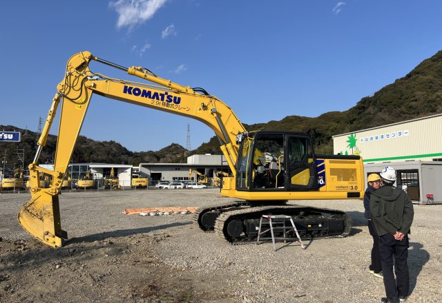 コマツの最新バックホウ