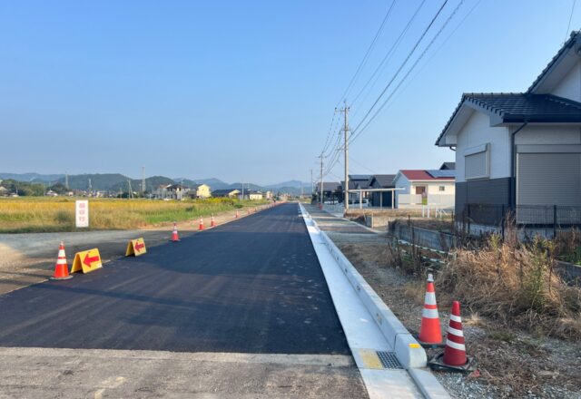 舗装を終えた草場大曲通線と、右側に設けた縁石と側溝