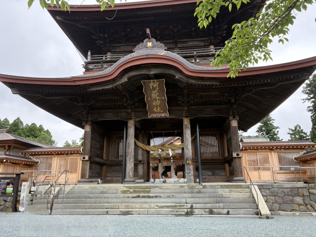 阿蘇神社参拝と「あか牛丼」