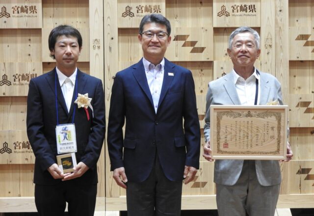 宮崎県知事から賞状を受け取った旭建設の受賞者2名と河野俊嗣宮崎県知事