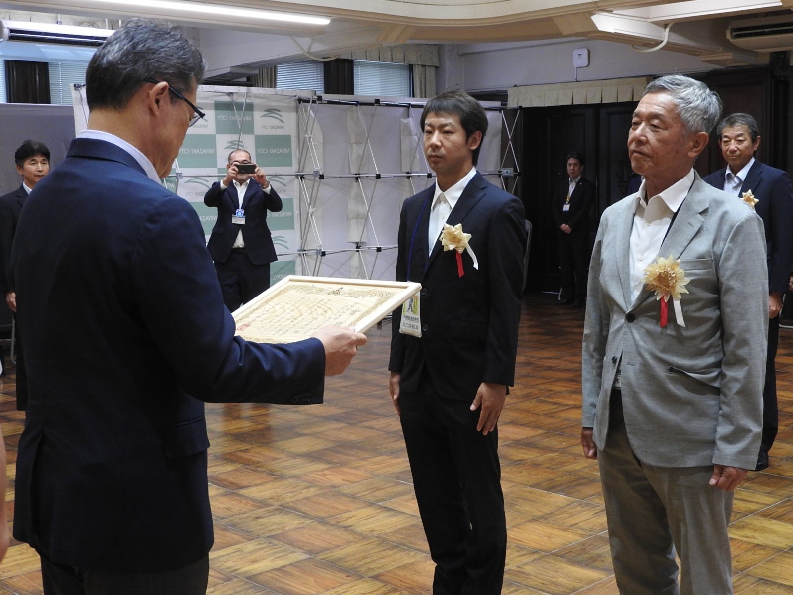 表彰式で賞状が授与される様子