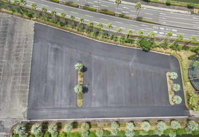 舗装を打ち換えた宮崎県総合運動公園の南第2駐車場を上空から見たところ
