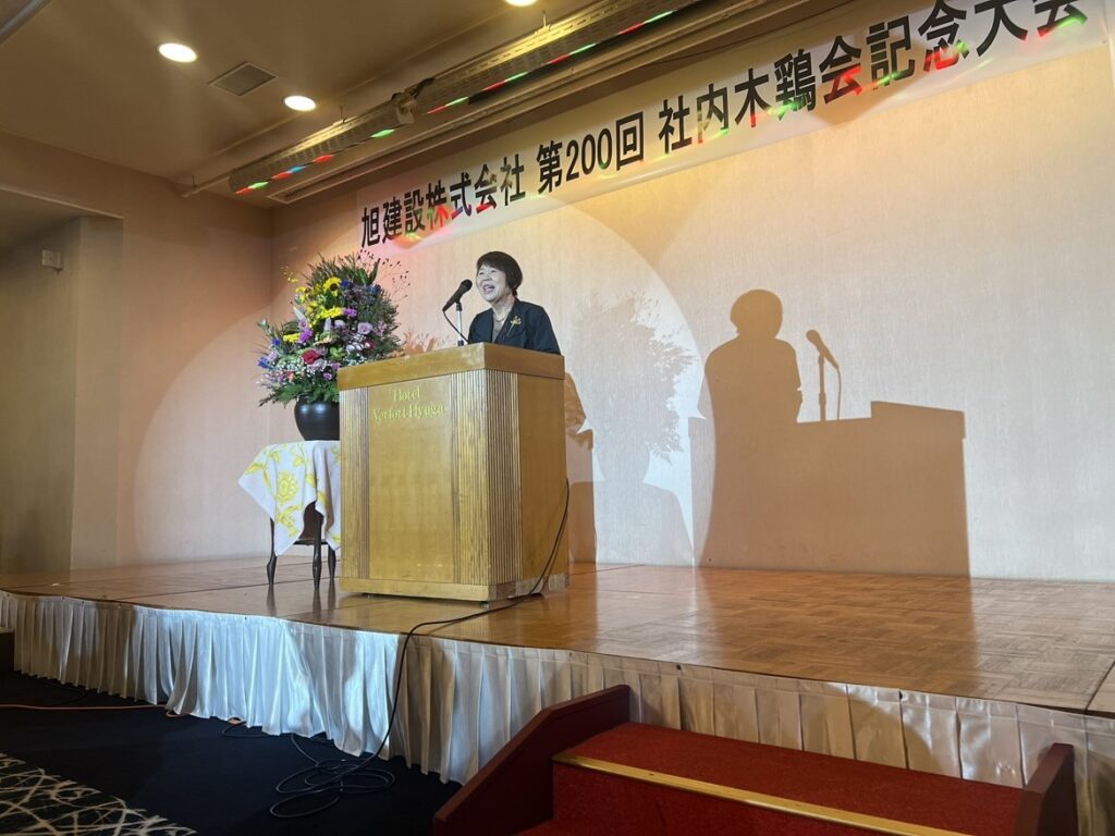 来賓挨拶をする日向市倫理法人会 会長 峯久美子様