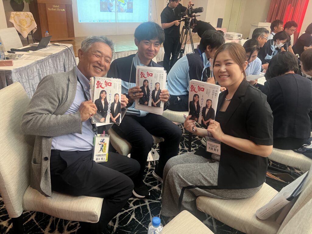 月刊『致知』9月号を手に意見交換するグループ