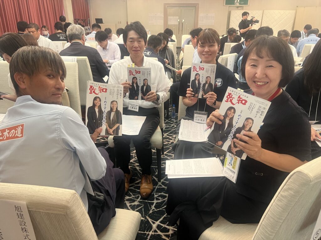 社員とゲストが同じ輪を囲んだ社内木鶏会のグループ