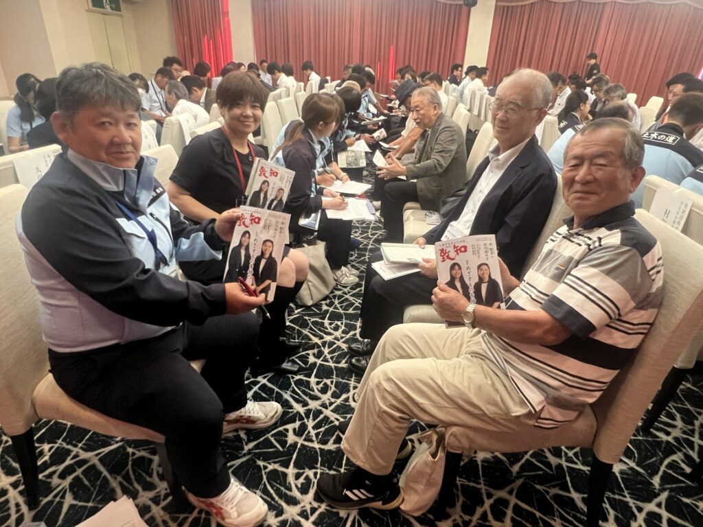 感想を伝え合う社内木鶏会のグループ