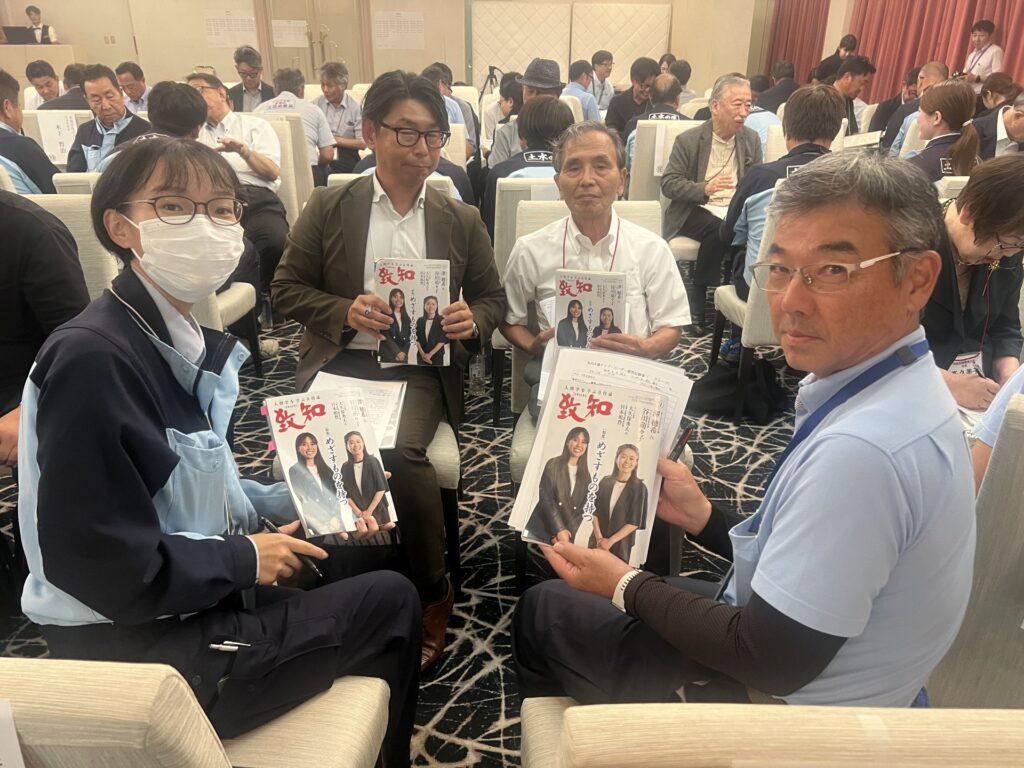 社内木鶏会で輪読・意見交換をする参加者