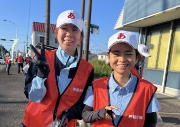国道沿いを2人1組で進む社員
