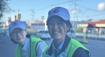 持ち場を終えて次の区間へ向かう社員