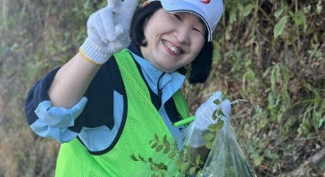 集めたごみを袋にまとめる社員