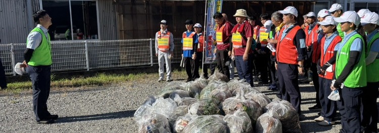 回収したごみ袋を前に並ぶ参加者