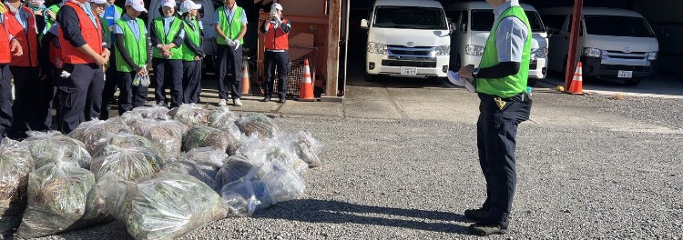 作業を終えて持ち寄られたごみ袋