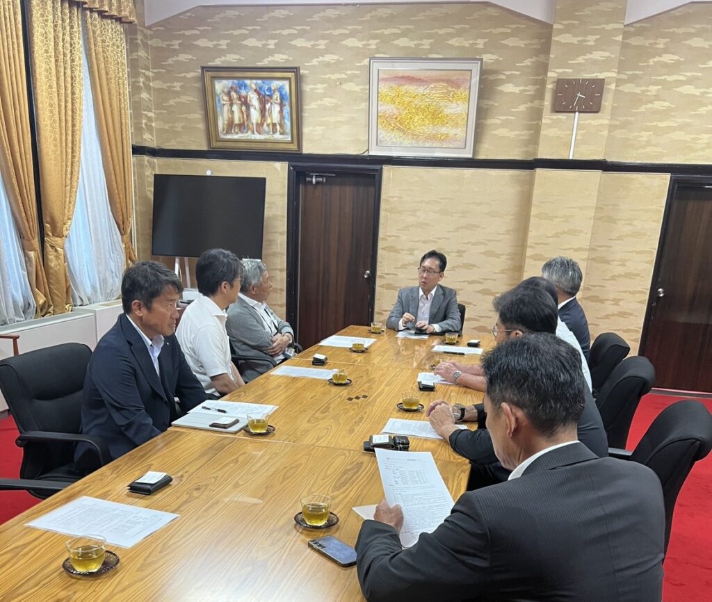 宮崎県庁の副知事会議室での懇談のようす
