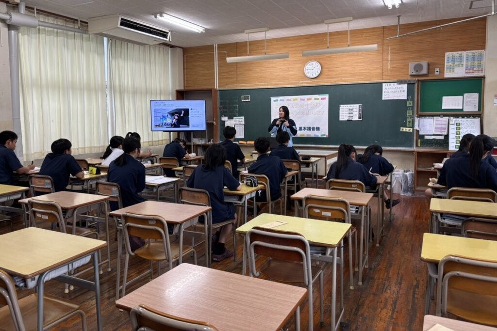 財光寺中学校の教室で旭建設の講話を聞く1年生の皆さん