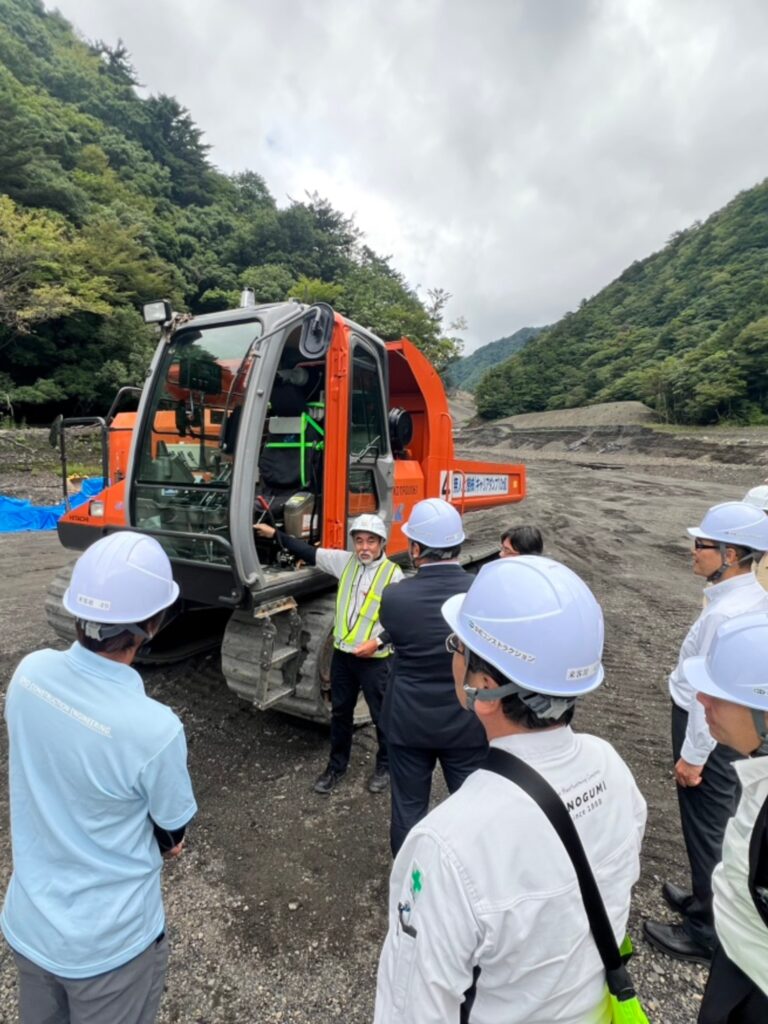 遠隔操縦の装置を備えた重機を見学