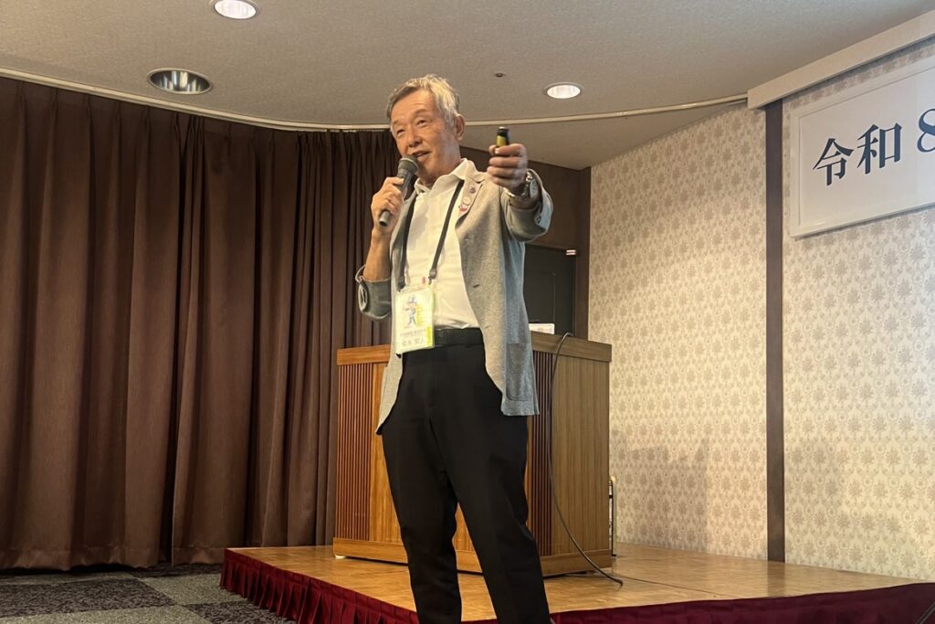 身ぶりを交えて話す旭建設株式会社 代表取締役社長 黒木繁人
