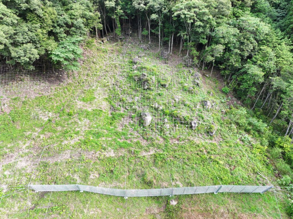 落石防護網を張り終えた斜面の全景