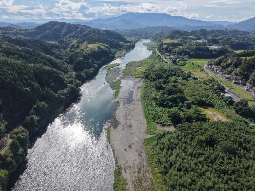 河道掘削を終えた五ヶ瀬川を上空から見たところ