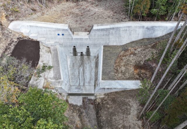改築を終えた須怒江第3堰堤を斜め上から見たところ