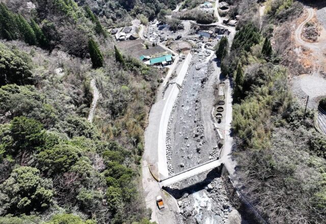 災害復旧で築いた小八重５地区の護岸と、整えた河道