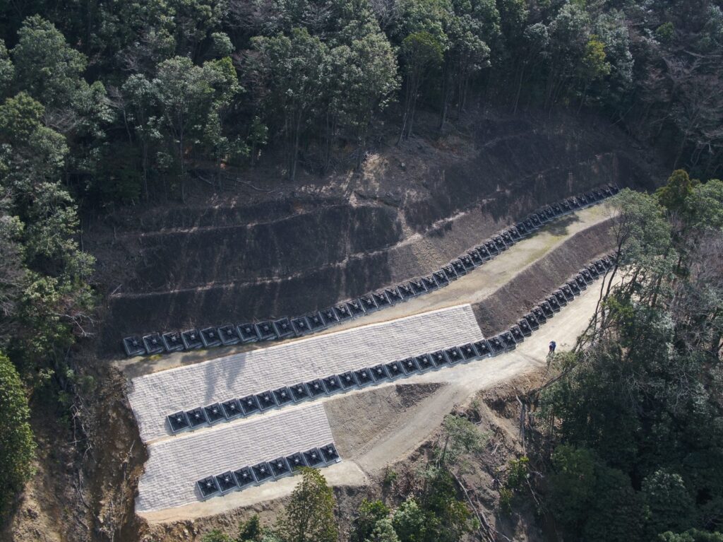 上空から見た竹元谷。崩れた山腹を階段状の土留工で押さえ、緑化のマットで覆った