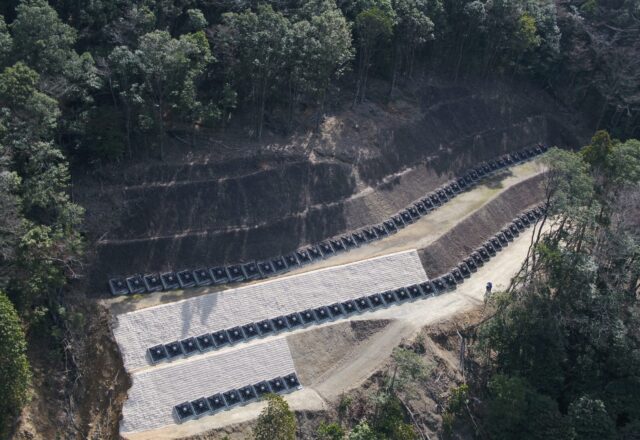 上空から見た竹元谷。崩れた山腹を階段状の土留工で押さえ、緑化のマットで覆った