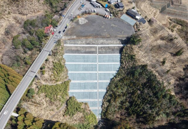 真上から見た花の群地区。工事用道路のために造った平場と、その下の法面。左は国道218号
