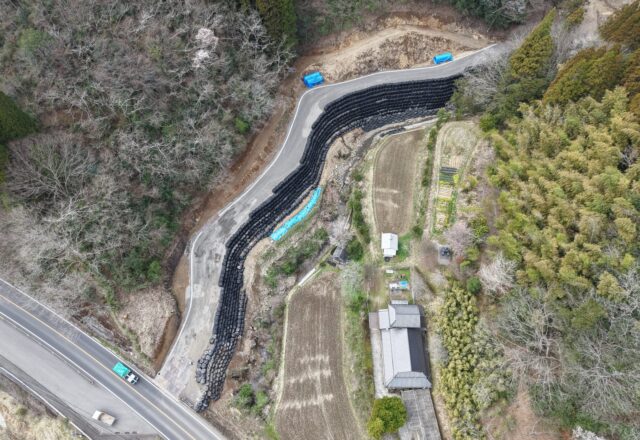 真上から見た轟山地区の工事用道路。谷沿いにふとん籠を積み上げ、路面を支えている
