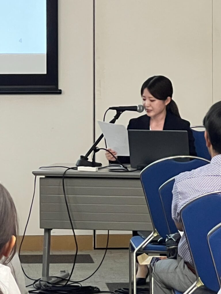 講演する建設ディレクターの馬越