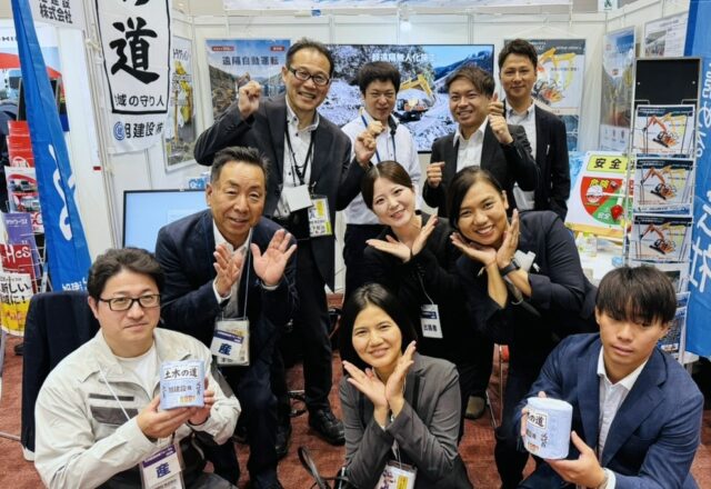 九州建設技術フォーラム2026の当社ブース（C-17）の前で、出展した社員